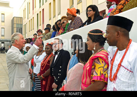 Der Prinz von Wales trifft die Mitarbeiterinnen und Mitarbeiter des Hohen Kommissars Residence in Nigeria, am Tag 7 Ihrer Reise nach Westafrika. Stockfoto