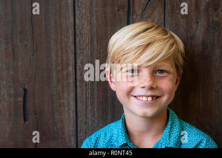 Porträt eines lächelnden Jungen mit Sommersprossen Stockfoto