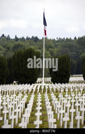 Gräber des Ersten Weltkriegs französischer Soldaten, die in der WK1 Schlacht von Verdun gestorben außerhalb der Beinhaus von Douaumont, Verdun, Frankreich begraben. Stockfoto