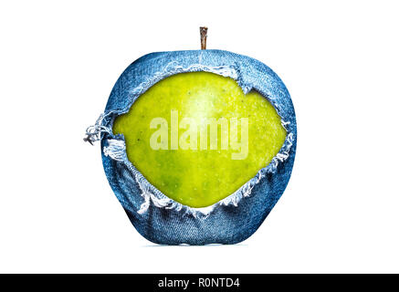 Creative Foto eines Green Apple close-up in einem Denim mit Shell eine Bohrung in einem denim Textur auf einem weißen Hintergrund. Abstrakte apple Foto in Jeans Stockfoto