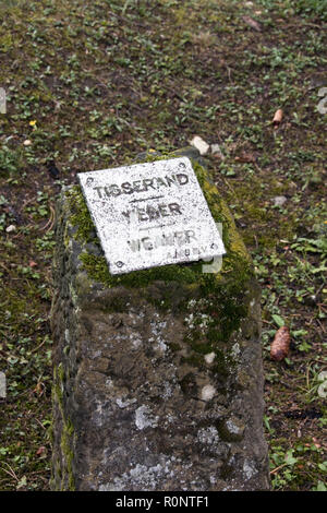 Einen Pfosten markiert den Ort der Weber in Fleury Devant Douaumont, einem Dorf im Zweiten Weltkrieg, Verdun, Frankreich zerstört. Stockfoto