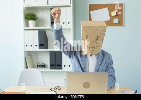 Business, Emotionen und Geld Konzept - Büro verrückten Mann ein Paket mit gemalten lustiges Gesicht auf ihrem Kopf. Dollarzeichen in ihren Augen. Stockfoto