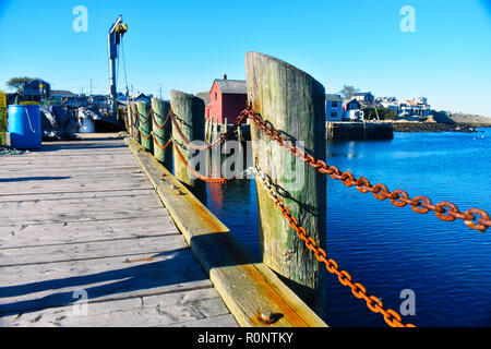 Motiv Nr. 1, von Rockport, Massachusetts, durch Pylonen und rostigen Ketten gesehen wird gesagt, die bemalten shack (Künstler) in Amerika (7 von 7) Stockfoto