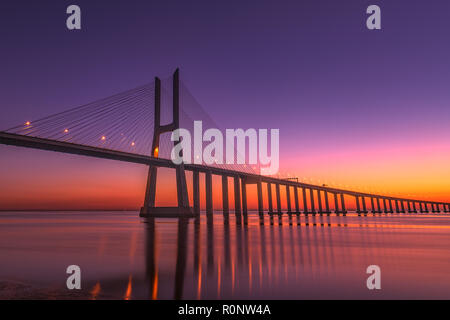 Vasco-da-Gama-Brücke bei Sonnenaufgang, Lissabon, Portugal Stockfoto