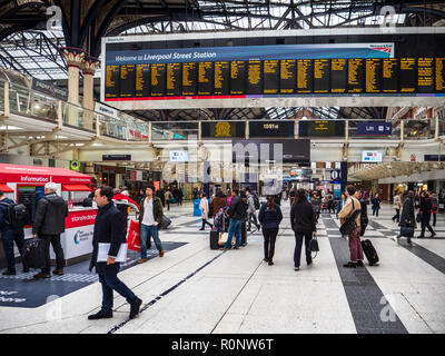 Liverpool Street Hauptbahnhof London - Hauptverkehrskarten und Abfahrtsbretter Stockfoto