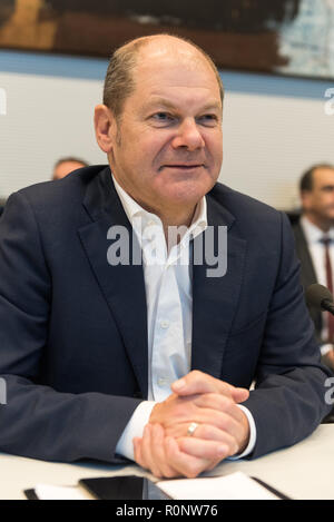 Der Bundesminister der Finanzen, Olaf Scholz (SPD) vor der SPD-Fraktion treffen. Stockfoto