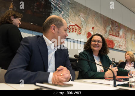 Der Führer der Sozialdemokratischen Partei (R, SPD) Andrea Nahles spricht mit Bundesminister der Finanzen, Olaf Scholz (SPD) vor der SPD-Fraktion treffen. Stockfoto