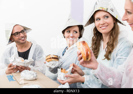 Freunde genießen die fast food im neuen Haus Stockfoto
