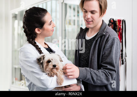 Happy Tierarzt die kranken Welpen Stockfoto