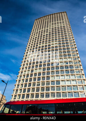 Center Point London - 33-stöckiger Tower Block im Zentrum Londons, 1966 Architekt George Marsh von R. Seifert und Partners fertiggestellt. Klasse II gelistet. Stockfoto