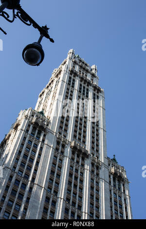 Das Woolworth Building ist eines der ältesten Wolkenkratzer in den Vereinigten Staaten. Manhattan, New York City. Architekt: Cass Gilbert. Im Jahr 1913 abgeschlossen. Stockfoto