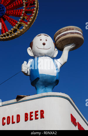 Papa Burger (auch als Hamburger Mann von Coney Island bekannt), ein Fiberglas Abbildung, die Generationen von Boardwalk Kinderwagen zu Amu von Coney Island begrüßt Stockfoto