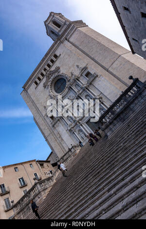 Hauptfassade und Menschen in der großen Treppe (Barock), die Kathedrale von Girona, Girona, Katalonien, Spanien Stockfoto