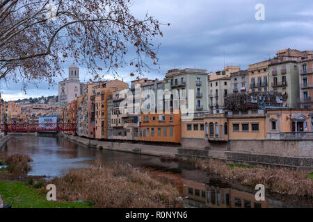 Rio Onyar Ciudad Vieja, der Altstadt mit den bunten Häusern, Girona, Katalonien, Spanien Stockfoto