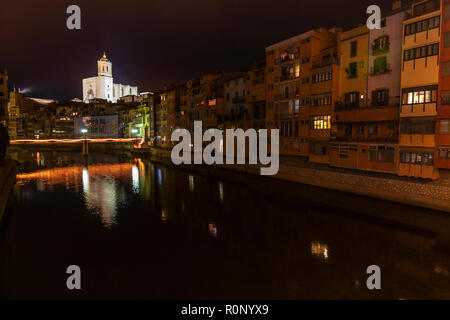 Night Vision des Rio Onyar Ciudad Vieja, der Altstadt mit den bunten Häusern, Girona, Katalonien, Spanien Stockfoto