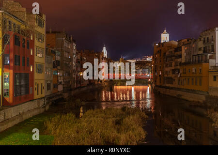 Night Vision des Rio Onyar Ciudad Vieja, der Altstadt mit den bunten Häusern, Girona, Katalonien, Spanien Stockfoto