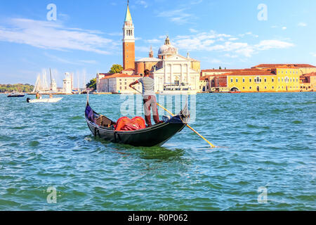 Eine venezianische Gondoliere Segeln nach San Giorgio Maggiore Insel Stockfoto