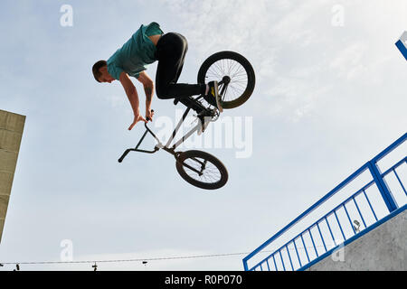 Mann Tun der extremen BMX Stunt Stockfoto