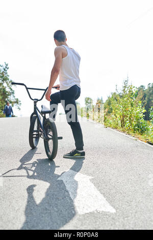 BMX-Rider auf dem Hügel Stockfoto