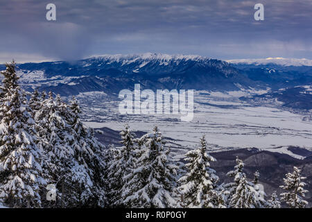 Winterlandschaft in Postavaru Berge, Rumänien. Im Hintergrund Piatra Craiului Bergen Stockfoto