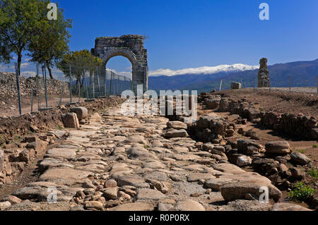 Römische Ruinen von Caparra, Römerstraße und Arch cuadrifronte, Via de la Plata, Guijo de Granadilla, Caceres Provinz, Region Extremadura, Spanien, Europa Stockfoto