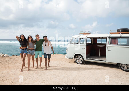 Das Zusammensein mit Freunden und zu Fuß auf den Strand Stockfoto