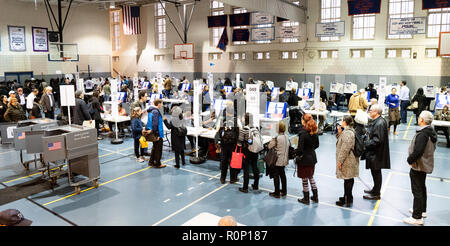 Die Wähler werden gesehen in einer Warteschlange warten sie ihre Stimmen bei den Wahlen zu werfen. Tag der Wahl Abstimmung auf der Upper West Side in New York City. Stockfoto