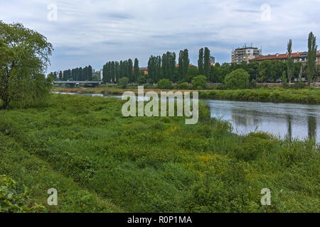 PLOVDIV, Bulgarien - Mai 7, 2018: Maritza Fluß, in der Stadt von Plovdiv, Bulgarien Stockfoto