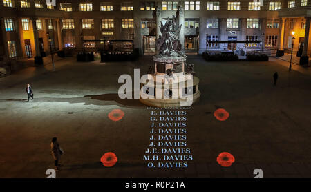 Die Namen von 14.000 lokale Soldaten, die ihr Leben in den Ersten Weltkrieg verloren sind, auf den Boden von Exchange Flags, Liverpool projiziert. Stockfoto