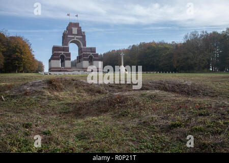 November 4, 2018: Picardie, Frankreich. Thiepval Gedenkstätte von Lutyens erinnert an 73.000 Britische und französische vermissten Soldaten von der Somme Schlacht ausgelegt Stockfoto