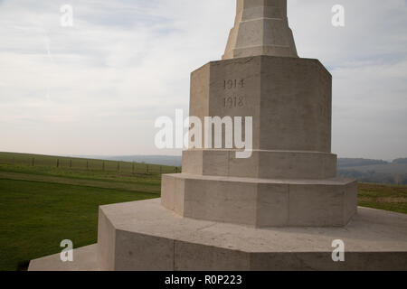 November 4, 2018: Picardie, Frankreich. Thiepval Gedenkstätte von Lutyens erinnert an 73.000 Britische und französische vermissten Soldaten von der Somme Schlacht ausgelegt Stockfoto