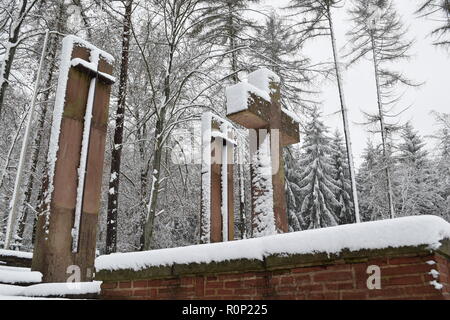 Blick auf den Sand Stein Kreuz von Opfern im Wald Friedhof von einem Deutschen Zweiten Weltkrieg Soldatenfriedhof in reimsbach an der Saar. Stockfoto