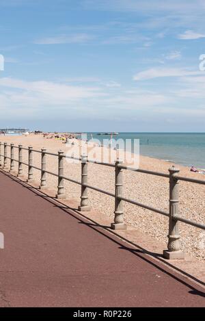 Direkt am Meer in der Nähe von Carlisle Parade, Hastings, East Sussex, c 2010 s. Schöpfer: Steven Baker. Stockfoto