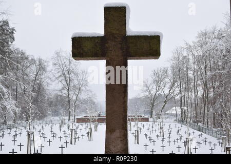 Blick auf den Sand Stein Kreuz von Opfern im Wald Friedhof von einem Deutschen Zweiten Weltkrieg Soldatenfriedhof in reimsbach an der Saar. Stockfoto