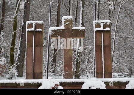 Blick auf den Sand Stein Kreuz von Opfern im Wald Friedhof von einem Deutschen Zweiten Weltkrieg Soldatenfriedhof in reimsbach an der Saar. Stockfoto