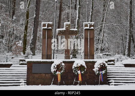 Blick auf den Sand Stein Kreuz von Opfern im Wald Friedhof von einem Deutschen Zweiten Weltkrieg Soldatenfriedhof in reimsbach an der Saar. Stockfoto