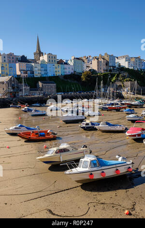 Boote im Hafen von Tenby PEMBROKESHIRE. Stockfoto