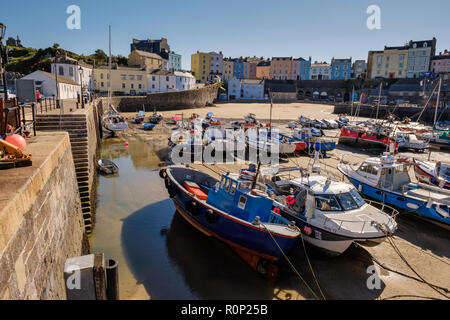 Boote im Hafen von Tenby PEMBROKESHIRE. Stockfoto