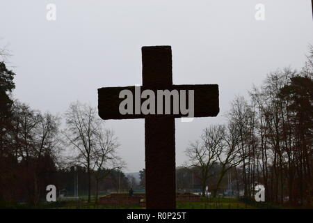 Blick auf den Sand Stein Kreuz von Opfern im Wald Friedhof von einem Deutschen Zweiten Weltkrieg Soldatenfriedhof in reimsbach an der Saar. Stockfoto