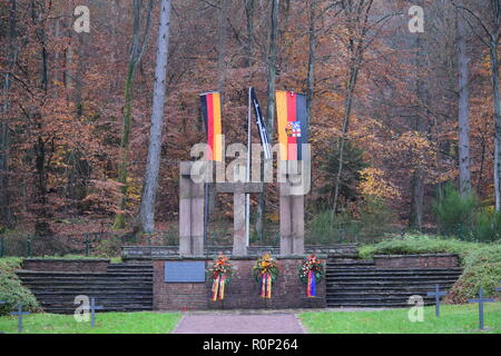 Blick auf den Sand Stein Kreuz von Opfern im Wald Friedhof von einem Deutschen Zweiten Weltkrieg Soldatenfriedhof in reimsbach an der Saar. Stockfoto