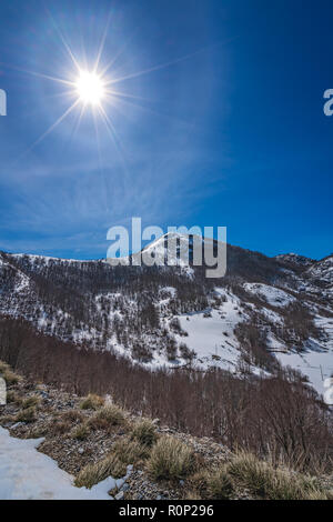 Herrlichem Bergblick Winterlandschaft Panorama im Nationalpark Lovcen, Montenegro Stockfoto