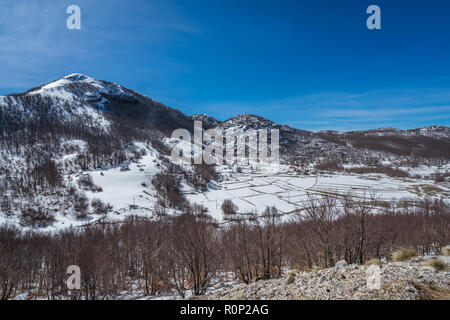 Herrlichem Bergblick Winterlandschaft Panorama im Nationalpark Lovcen, Montenegro Stockfoto