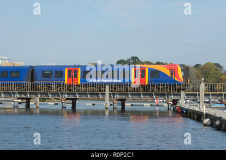 South Western Railway Zug auf der Brücke über den Hafen Lymington Lymington Pier, am Bahnhof ankommen, Lymington, Hampshire, Großbritannien Stockfoto