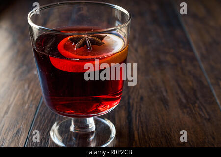 Glühwein für Winter. Mit Anis, Gewürze, Zimtstangen und Orange Slice vorbereitet. Traditionelles Getränk. Stockfoto