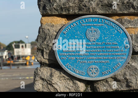 Blau Gedenktafel zur Erinnerung an die Essex Regiment und ihren Teil auf D-Tag in WW2 am Hafen Lymington Lymington, Hampshire, Großbritannien Stockfoto