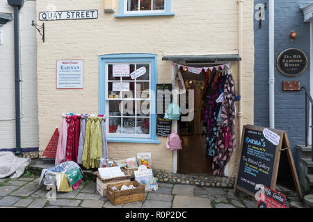 Von Karina Geschenk und Craft Shop Display auf der Vorderseite auf die Quay Street, Lymington, Hampshire, UK. Geschäfte, Einkaufen. Stockfoto