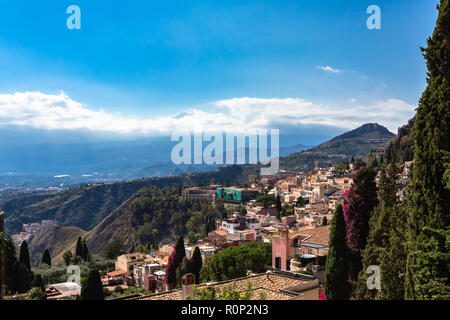 Taormina. Taormina ist das Reiseziel in Sizilien seit dem 19. Jahrhundert. Taormina, Sizilien, Italien. Stockfoto