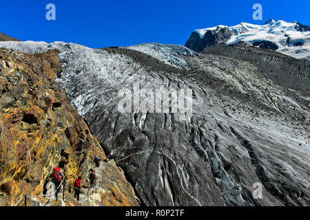 Alpinisten absteigend auf dem Gornergletscher auf dem Weg zur Monte Rosa Hütte, Zermatt, Schweiz Stockfoto