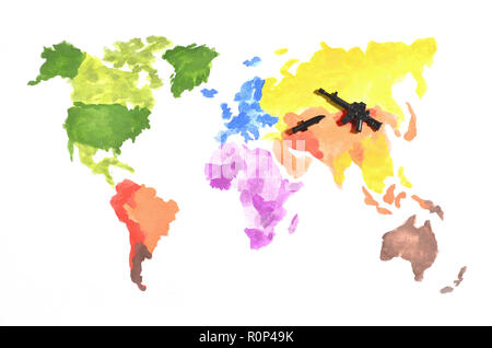 Die Weltkarte ist mit farbigen Aquarellfarben auf weißem Papier mit der Teilnahme von einem schwarzen Spielzeug Pistole und einem Messer. Das Konzept der militärischen Ope Stockfoto