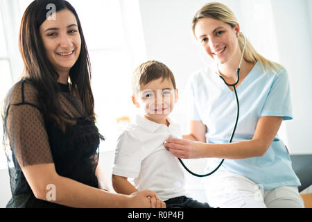 Ein niedliches Kind Patienten besuchen Arztpraxis Stockfoto